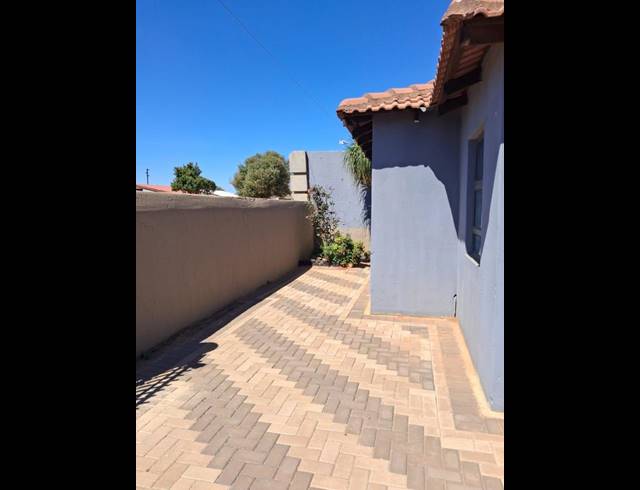 5 BEDROOM HOUSE FOR SALE IN PROTEA GLEN EXT